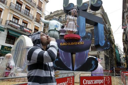 La falla de la plaza La Mercé con un <i>ninot</i> de Rita Barberá cantando.