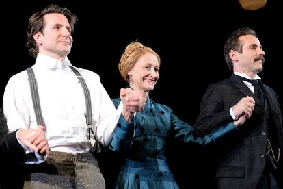 Bradley Cooper y el resto del reparto de ‘El hombre elefante’ saluda al público en su estreno en Broadway.