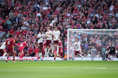 Con este lanzamiento de falta, Szoboszlai le dio el triunfo al Liverpool ante el Arsenal (1-0) y el liderato en solitario de la Premier League.