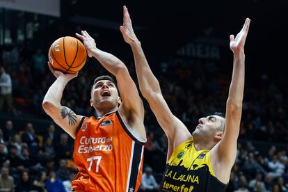 El jugador de Valencia Basket Nate Sestina entra a canasta el jugador de La Laguna Tenerife Giorgi Shermadini.