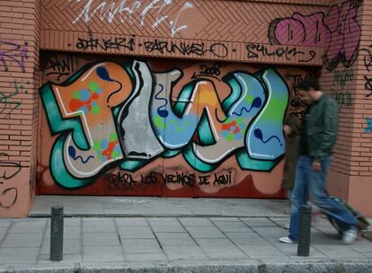 Piwi estaba haciendo un graffiti en el cierre de este edificio, en la calle Beneficiencia, cuando fue sorprendido por un vecino. "Déjamelo bonito, ¿vale?", dice que le pidió el vecino. De allí la dedicatoria que se lee la parte inferior.