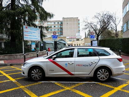 Un taxi de Madrid estaciona en frente al Hospital Marañón durante el estado de alarma.