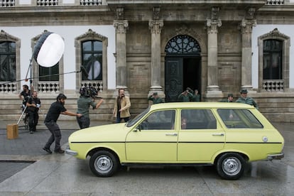 El debut de esta ficción producida por Bambú ('Gran Hotel', 'Velvet', 'Las chicas del cable'...) estaba previsto para dentro de unas semanas, pero la cadena decidió adelantarlo tras la reciente orden de secuestro del libro dictada por una juez tras la denuncia del exalcalde de O Grove (Pontevedra) y aprovechar así el tirón de la actualidad.