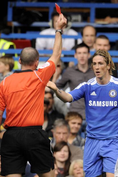 Torres ve la tarjeta roja por su entrada en plancha.