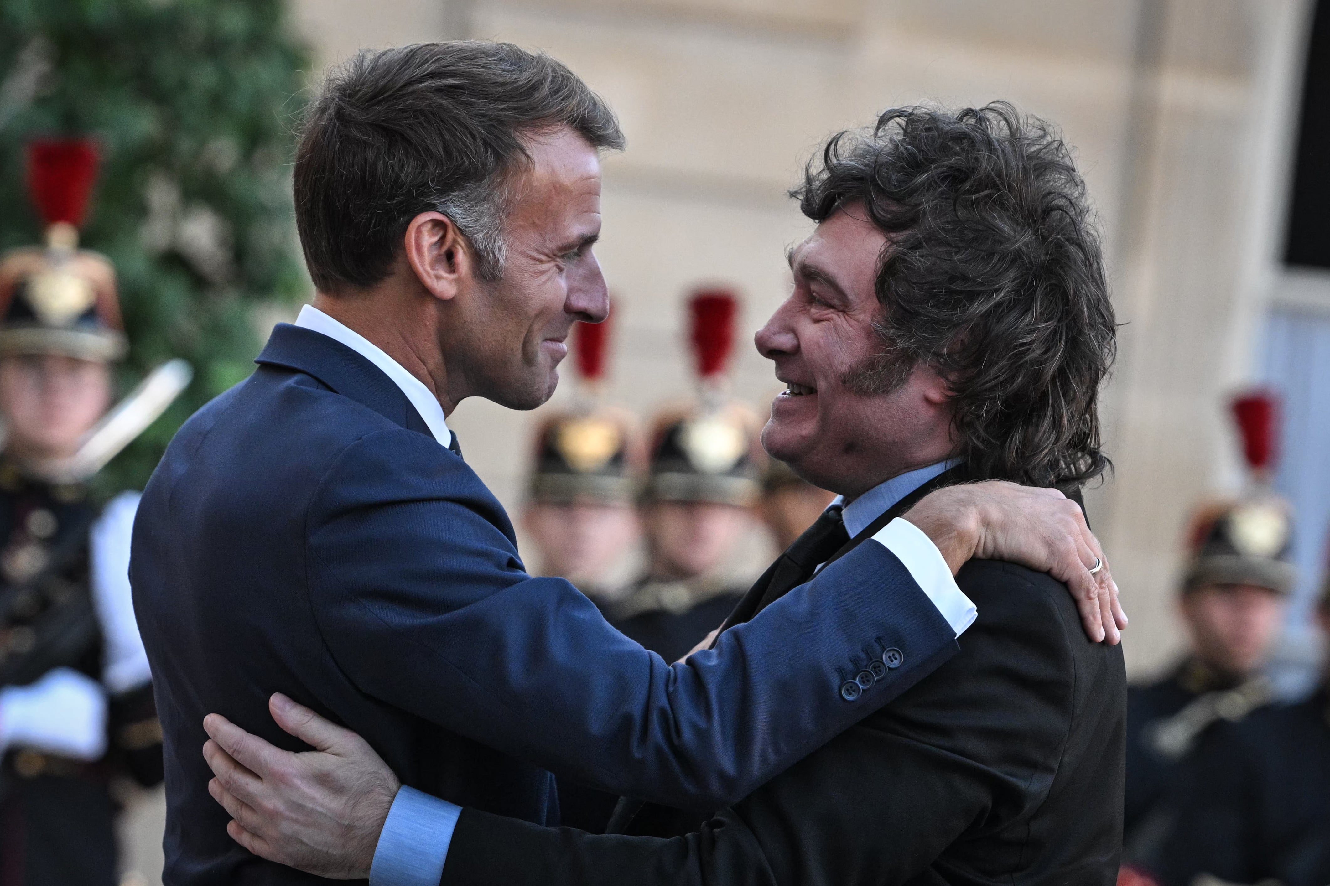 Milei se reúne con Macron en París, en busca de inversiones para reactivar la economía