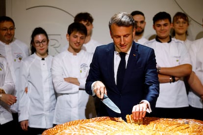 El presidente francs, Emmanuel Macron, corta una tarta tras su discurso a los miembros de la Federacin Francesa de Panadera y Pastelera durante la tradicional ceremonia del pastel de la Epifana en el Palacio del Elseo en Pars, este lunes.