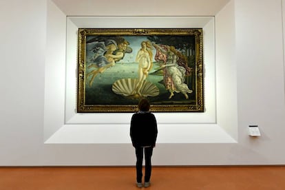 Una persona observa 'El nacimiento de Venus', de Sandro Botticelli, en la Galería Uffizi, en Florencia.