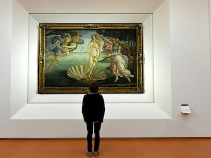 Una persona observa 'El nacimiento de Venus', de Sandro Botticelli, en la Galería Uffizi, en Florencia.