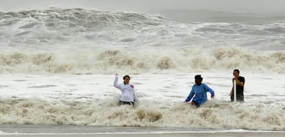 Residentes bañandose en el big surf en Ocean City, Maryland, mientras se intensifica huracán Sandy 29 de octubre de 2012