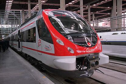 Uno de los nuevos trenes Civia de Cercanías Renfe, fabricado por CAF, durante su presentación en la estación de Puerta de Atocha.