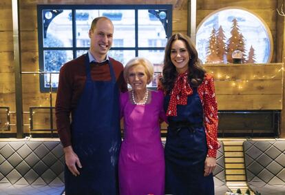 Los duques de Cambridge, con la cocinera y presentadora Mary Berry.