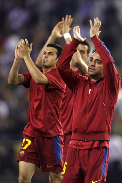 Xavi y Pedro Rodríguez aplauden al público momentos antes de la final.