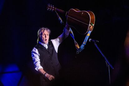 Paul McCartney, en un momento de su actuación en el Festival Glastonbury, el sábado.