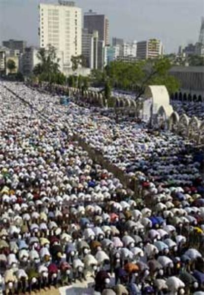 En la imagen, cientos de devotos musulmanes rezan en la mezquita de Baitul Mukaram de Dhaka (Bangladesh).