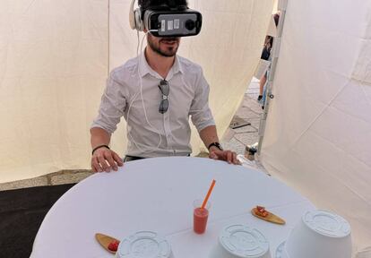 Una persona tomando tapas con las gafas de realidad virtual de Samsung.