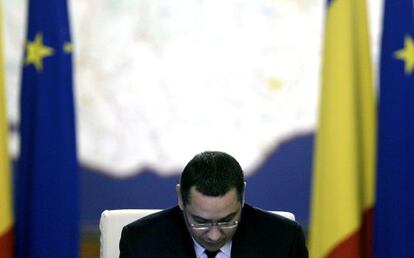 El primer ministro rumano Victor Ponta durante la reunión del Gobierno, después de anunciar su renuncia.