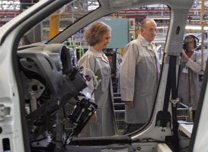 Don Juan Carlos y Doña Sofía en un momento de la visita a la fábrica de PSA Peugeot Citroën, en Vigo.