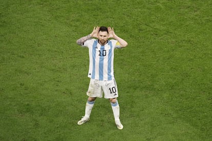 Messi celebra el  gol de penalti marcado a Holanda. 