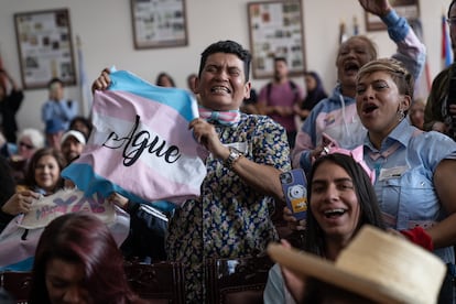 Activistas trans celebran la radicación del proyecto en el Congreso de la República.