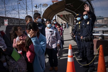 Migrantes guatemaltecos y hondureños durante su deportación a Ciudad Juárez, México, en marzo de 2021.