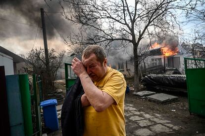 Un hombre llora tras el bombardeo de su casa en la localidad de Irpin (Ucrania).