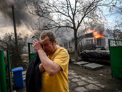 Un hombre llora tras el bombardeo de su casa en la localidad de Irpin (Ucrania).