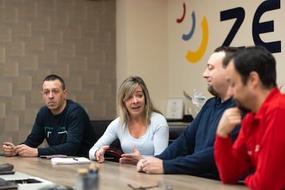 Sandra Vega, con los delegados sindicales de Zener en Valladolid, este jueves. 