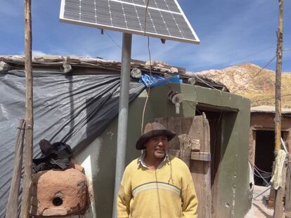 Hugo Zerpa con uno de los paneles solares de su vivienda.