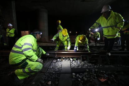 El presupuesto anual del mantenimiento de la red de cercanías de Madrid es de 24 millones de euros. En esta imagen varios operarios coordinan la reparación de un tramo de via en Atocha.