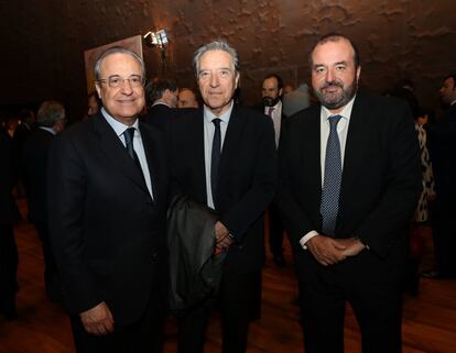 El presidente del Real Madrid, Florentino Pérez; el periodista Iñaki Gabilondo, y el consejero delegado del Grupo PRISA, José Luis Sainz.
