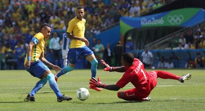Neymar anticipa al portero de Honduras y marca el primero para Brasil.