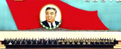 Convención en vísperas del 97º aniversario del nacimiento de Kim Il-sung, padre del actual líder norcoreano, ayer en Pyongyang.