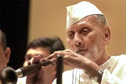 Bismalah Jan toca el <i>shehnai</i> en el Parlamento indio, en agosto de 2003.