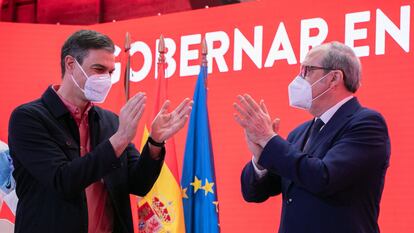 Pedro Sánchez aplaude a Ángel Gabilondo durante la presentación de su candidatura.
