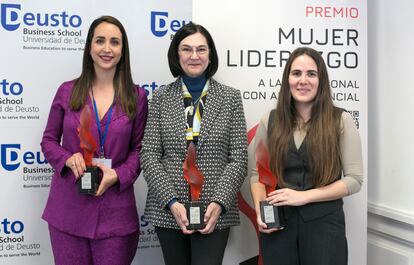 De izquierda a derecha: Clara Eíto; Cani Fernández, presidenta de la CNMC, y Olalla García.