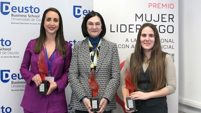 De izquierda a derecha: Clara Eíto; Cani Fernández, presidenta de la CNMC, y Olalla García.