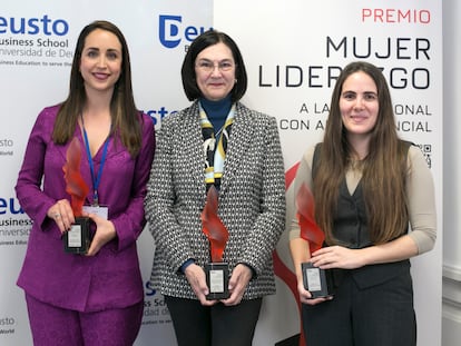 De izquierda a derecha: Clara Eíto; Cani Fernández, presidenta de la CNMC, y Olalla García.