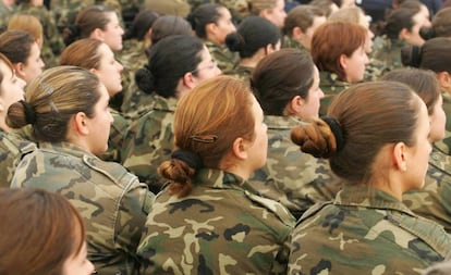 Mujeres militares durante un acto en la base de El Goloso (Madrid) en diciembre de 2019.
