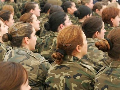 Mujeres militares durante un acto en la base de El Goloso (Madrid) en febrero de 2018.
