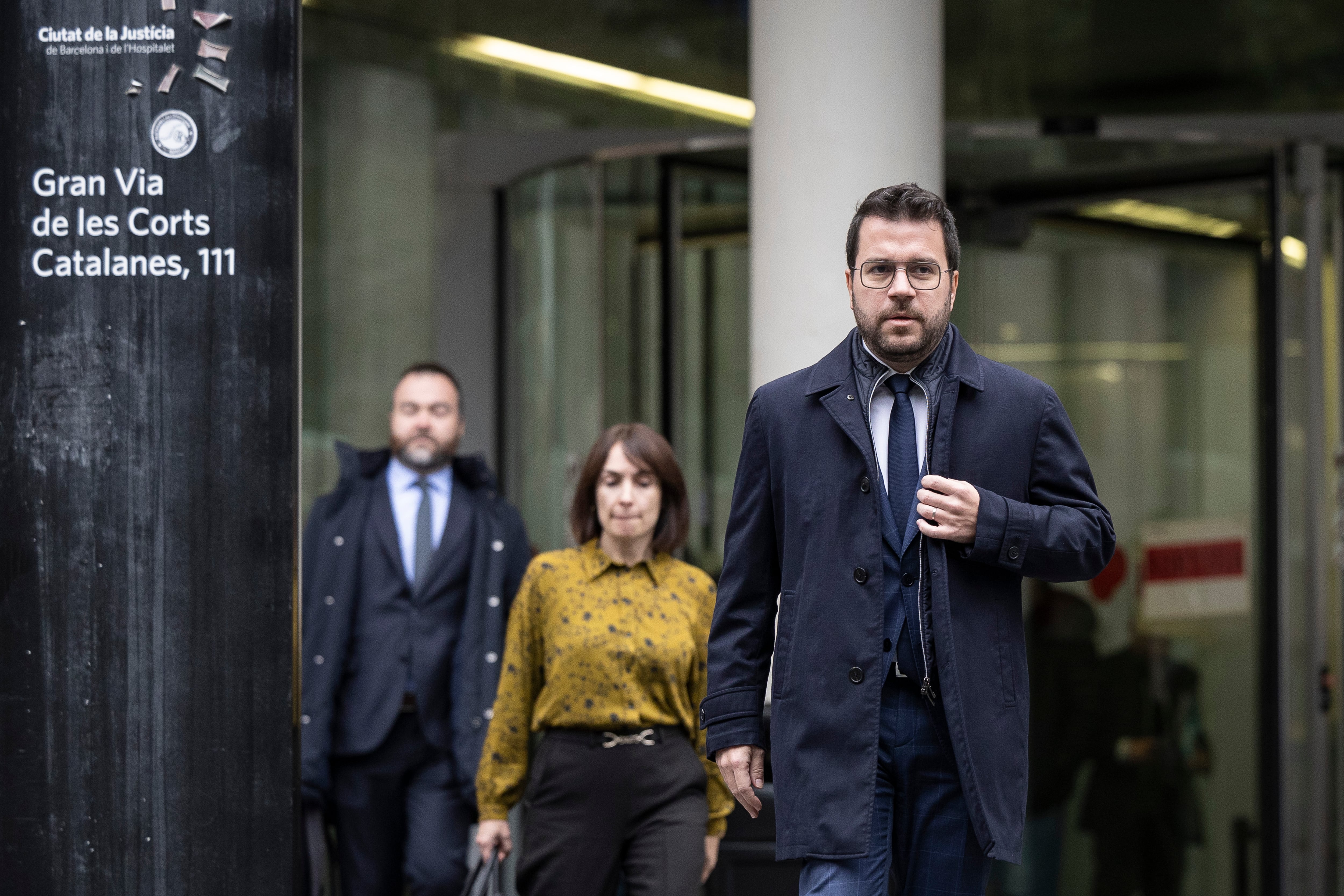 Pere Aragonès, a la derecha, a su salida del Juzgado de Instrucción Número 29 de Barcelona tras ratificar su querella por el 'caso Pegasus', el 13 de diciembre.