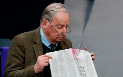 El político Alexander Gauland lee un periódico durante una sesión del Parlamento alemán.