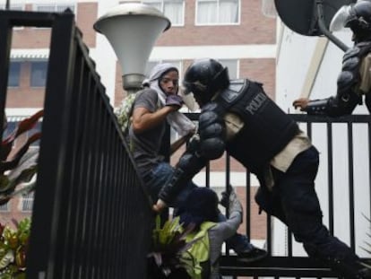 Agentes de la polic&iacute;a nacional detienen a unos manifestantes durante la ofensiva contra los estudiantes el jueves.