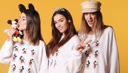 La 'influencer' Aida Domenech junto a dos modelos con la nueva sudadera de la colección que la 'bloguera' elabora con Disney.