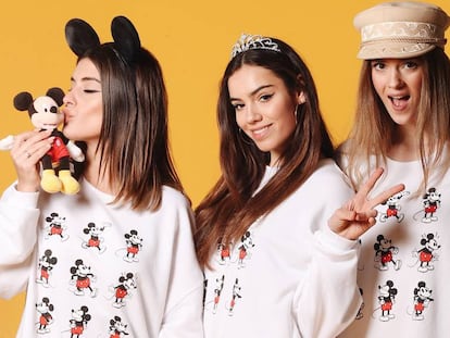La 'influencer' Aida Domenech junto a dos modelos con la nueva sudadera de la colección que la 'bloguera' elabora con Disney.