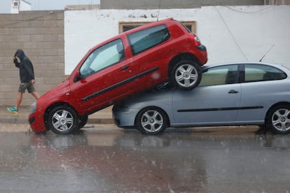 Un coche subido encima de otro debido a las lluvias en la Comunidad Valenciana, este martes. 