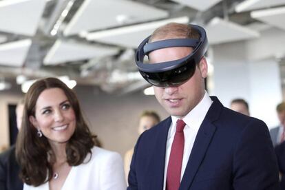 El príncipe Guillermo prueba unas gafas de realidad virtual junto a su esposa, urante su encuentro con jóvenes emprendedores polacos en la incubadora de empresas en el rascacielos Warsaw Spire de Varsovia.