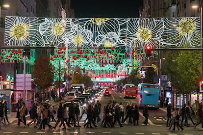 Vista de la Gran Vía madrileña con el alumbrado navideño. 