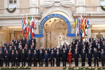 Foto de familia de los representantes de los países de la UE tras firmar la Constitución, en Roma en 2004.