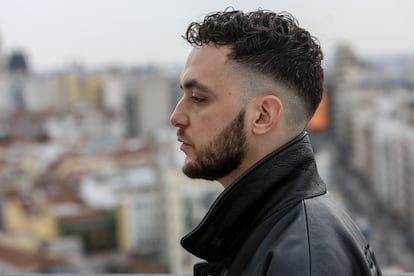 El cantante C. Tangana posa en una fotografía durante una entrevista para Europa Press en el Hotel Riu Plaza España, en Madrid, en febrero de 2021.