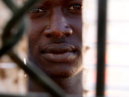 Adam, uno de los migrantes que lograron entrar en Melilla y que permanece aislado desde el viernes.